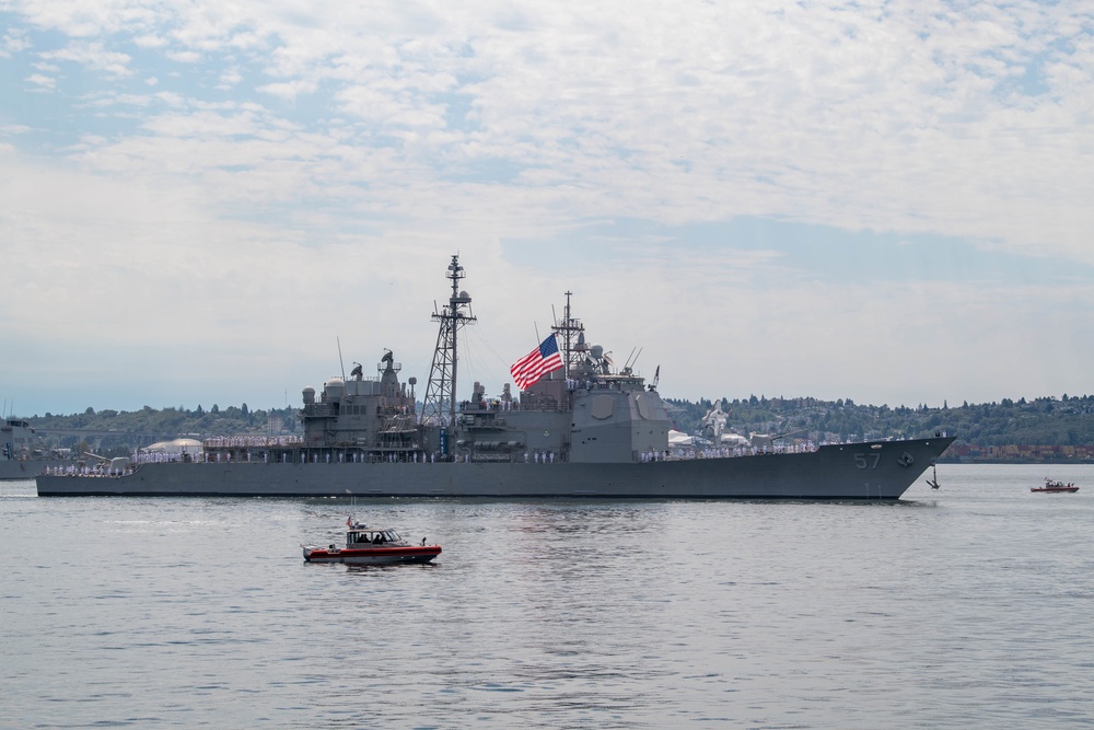 Fleet Week Seattle 2022 Kicks Off With Parade of Ships