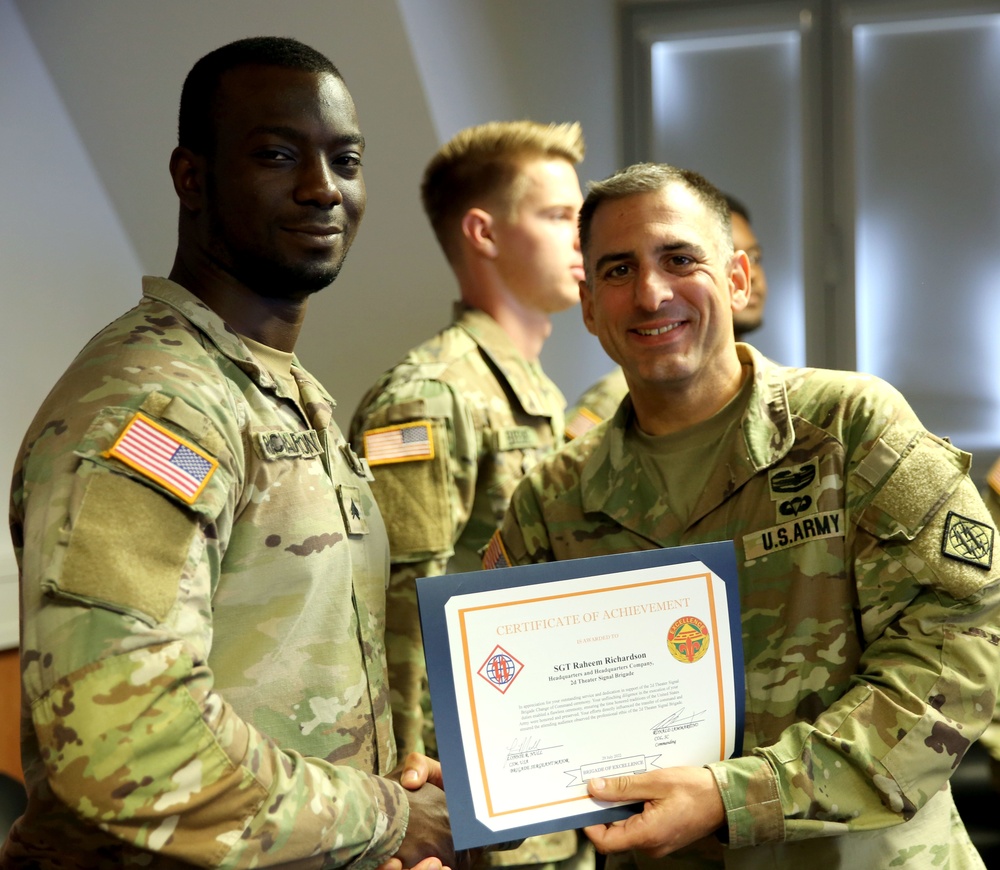 2d TSB Soldier receives Certificate of Achievement