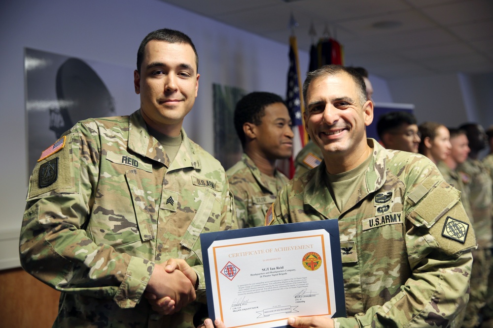 2d TSB Soldier receives Certificate of Achievement