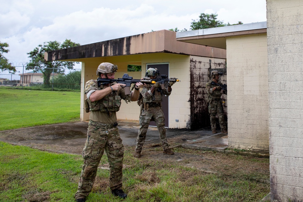 EODMU5 conduct explosive clearance training