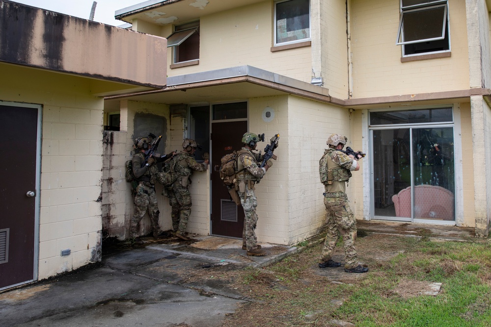 EODMU5 conduct explosive clearance training