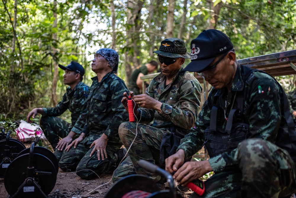 HMA Thailand 22 | Royal Thai and U.S. Marine EOD technicians practice EOD techniques