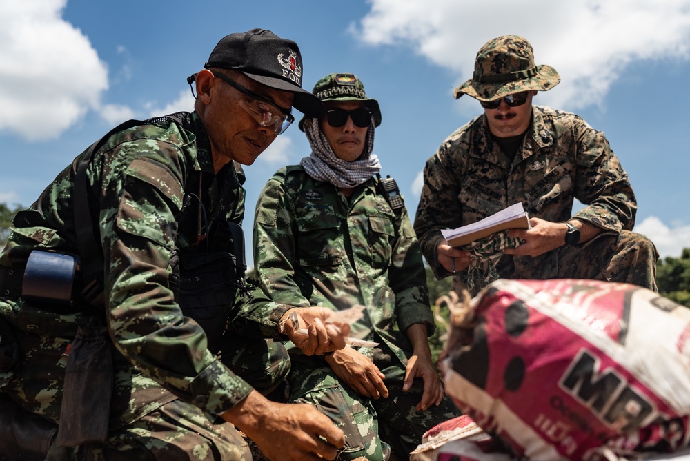 HMA Thailand 22 | Royal Thai and U.S. Marine EOD technicians practice EOD techniques