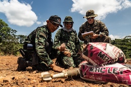 HMA Thailand 22 | Royal Thai and U.S. Marine EOD technicians practice EOD techniques