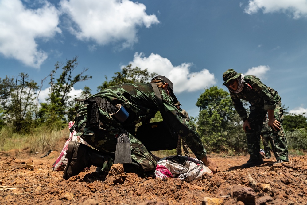 HMA Thailand 22 | Royal Thai and U.S. Marine EOD technicians practice EOD techniques