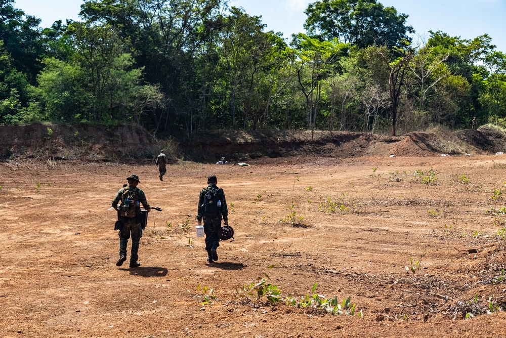 HMA Thailand 22 | Royal Thai and U.S. Marine EOD technicians practice EOD techniques