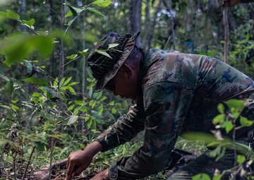 HMA Thailand 22 | Royal Thai and U.S. Marine EOD technicians practice EOD techniques