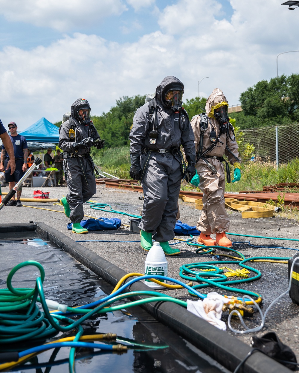 Task Force 46 and Philadelphia Fire Department conduct chemical spill training at CSX Railyard