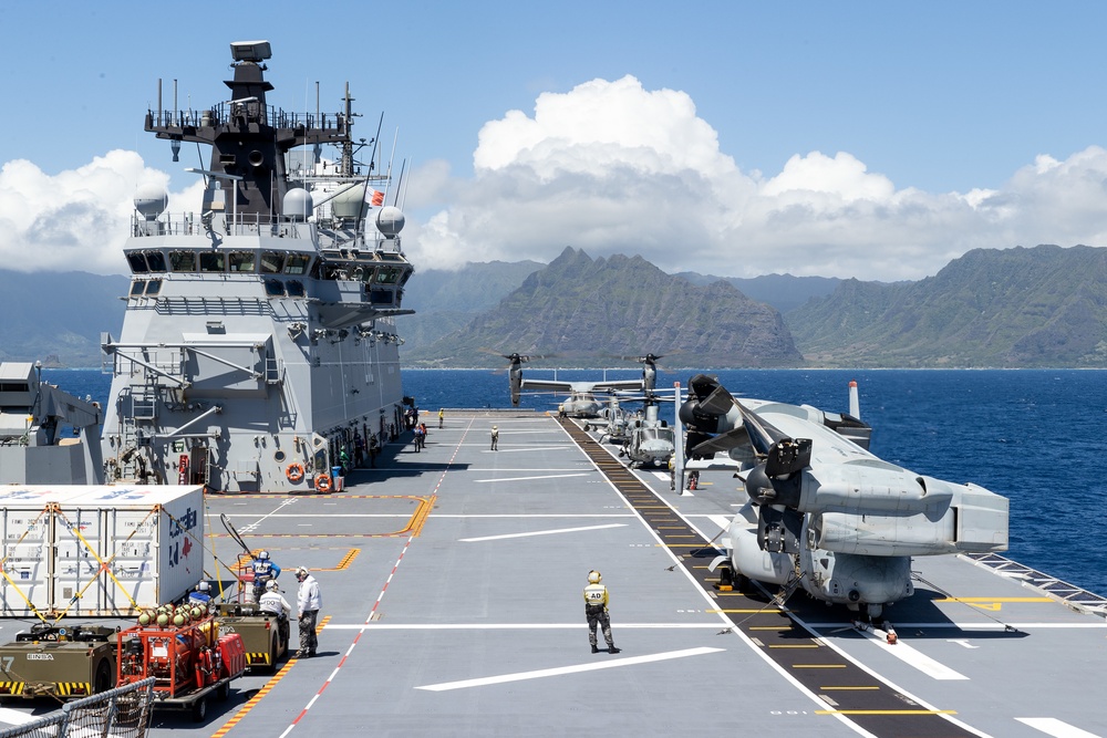 UH-1Y Venom and AH-1Z Viper refuel on HMAS Canberra