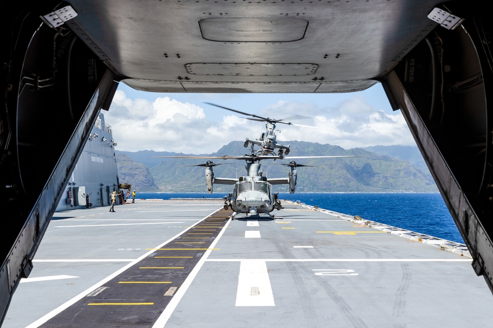 UH-1Y Venom and AH-1Z Viper refuel on HMAS Canberra