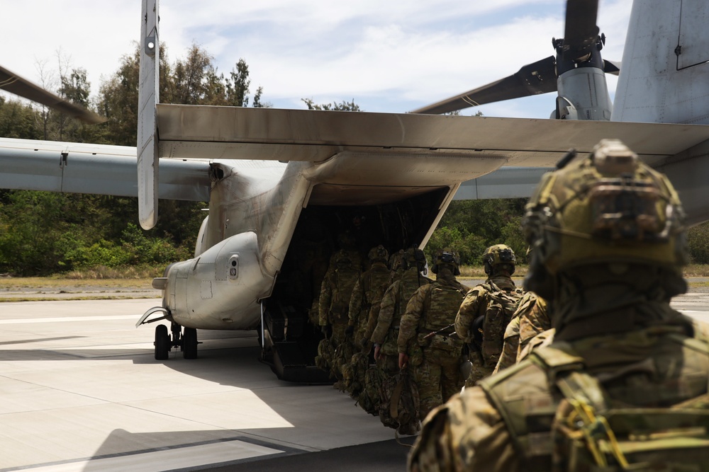 U.S. Marine Corps VMM-363 lands on the HMAS Canberra