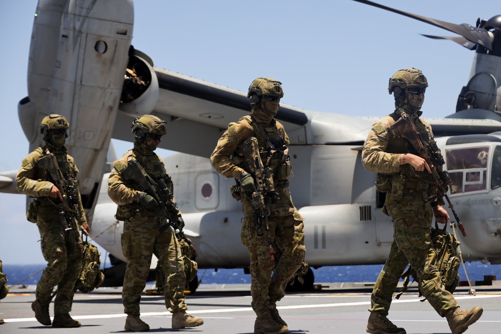 U.S. Marine Corps VMM-363 lands on the HMAS Canberra