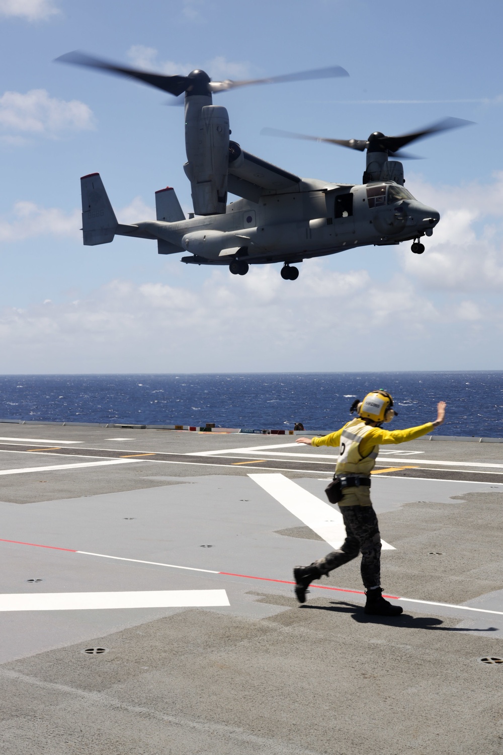 U.S. Marine Corps VMM-363 lands on the HMAS Canberra