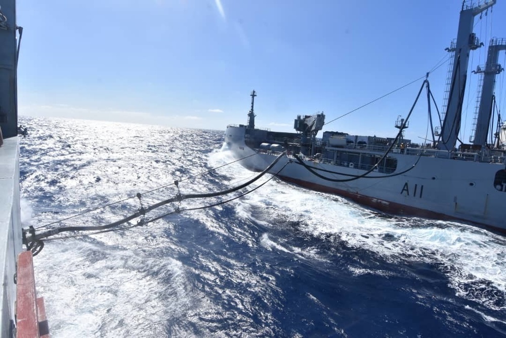 KD Lekir refuels with HMNZS Aotearoa