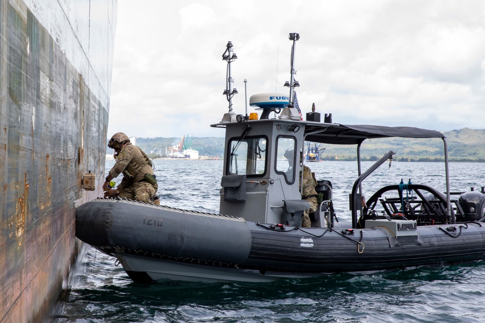EODMU5 conduct limpet training