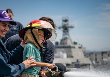 USS Montgomery Welcomes Aboard Family and Friends