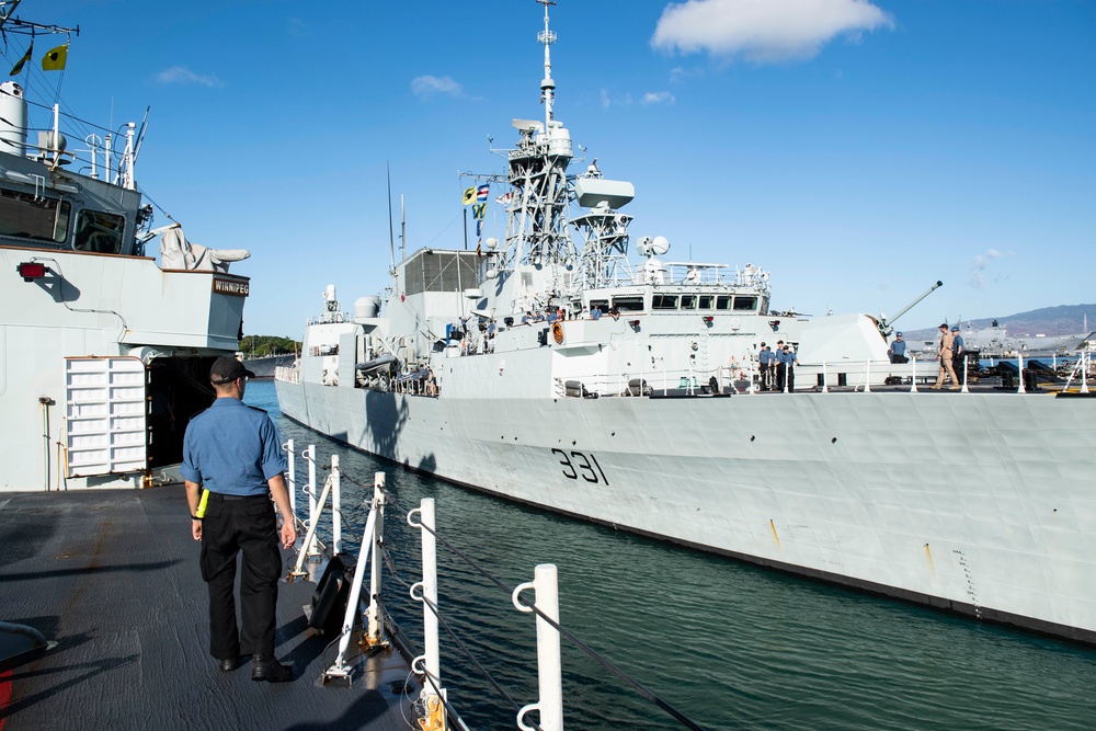 RIMPAC 2022: HMCS WINNIPEG helping HMCS VANCOUVER dock in Pearl Harbour