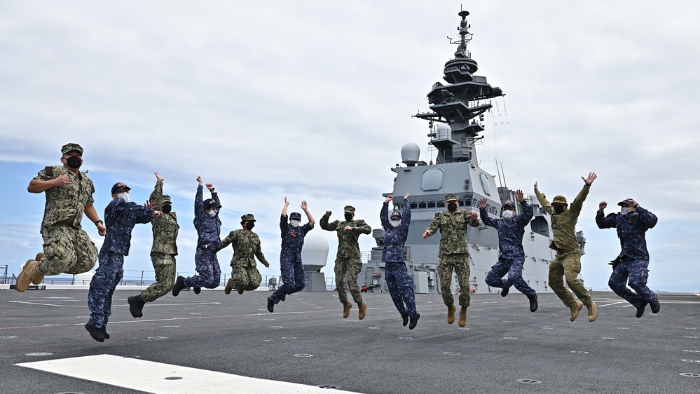 JS Izumo Participates in HADR Exercise During RIMPAC 2022