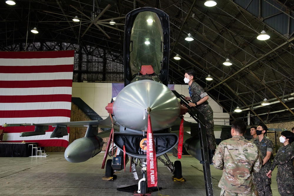 ROKAF translators explore Osan mission