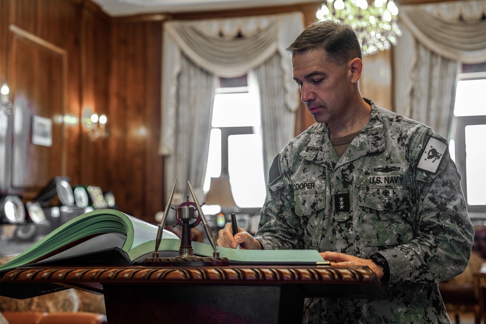 Vice Adm. Brad Cooper visits Alexandria