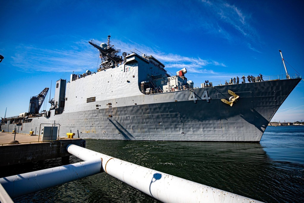 The Whidbey Island-class dock landing ship USS Gunston Hall (LSD 44) enters port in Tallinn, Estonia