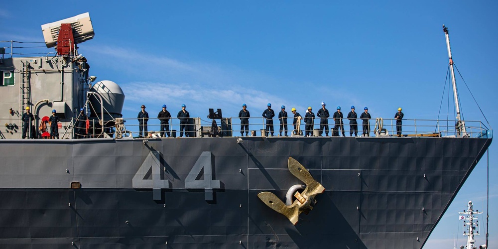 The Whidbey Island-class dock landing ship USS Gunston Hall (LSD 44) enters port in Tallinn, Estonia