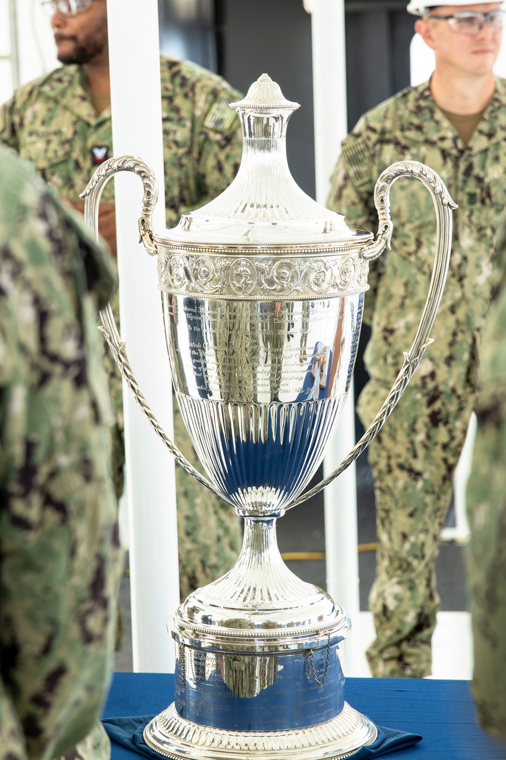 Adm. Caudle, USFFC, presents Battenberg Cup to USS Mitscher (DDG 57)