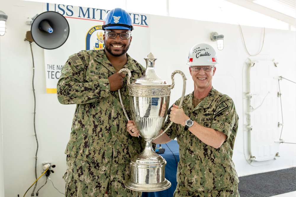 Adm. Caudle, USFFC, presents Battenberg Cup to USS Mitscher (DDG 57)