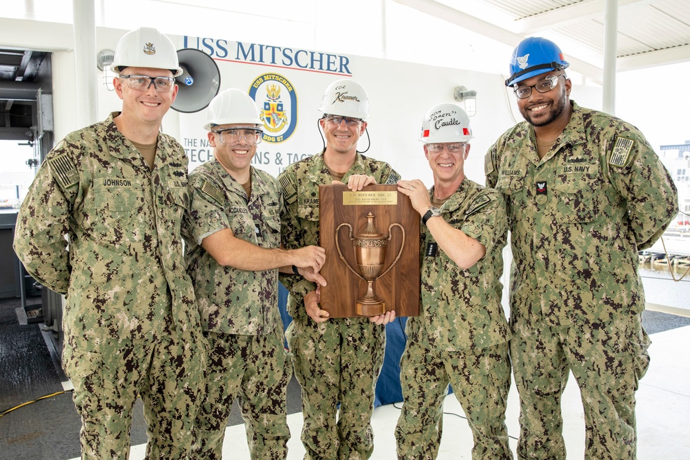 Adm. Caudle, USFFC, presents Battenberg Cup to USS Mitscher (DDG 57)