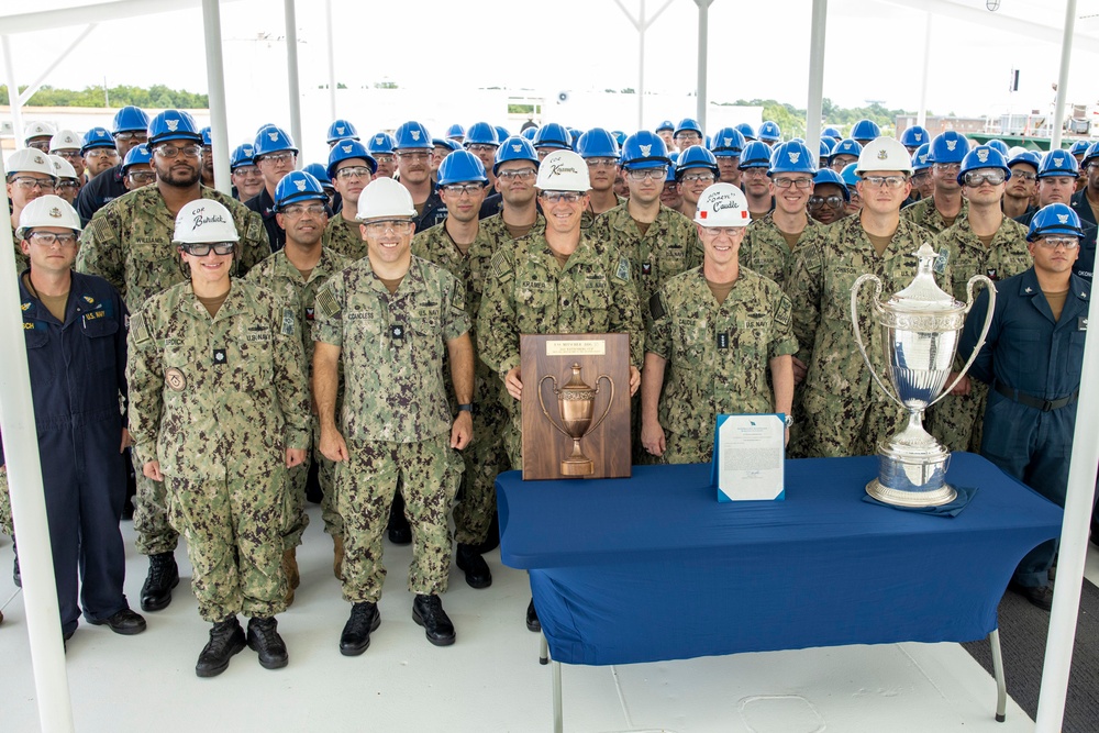 Adm. Caudle, USFFC, presents Battenberg Cup to USS Mitscher (DDG 57)