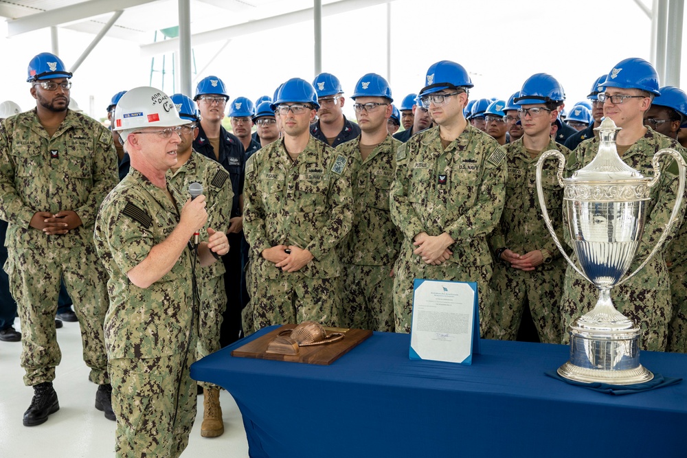 Adm. Caudle, USFFC, presents Battenberg Cup to USS Mitscher (DDG 57)