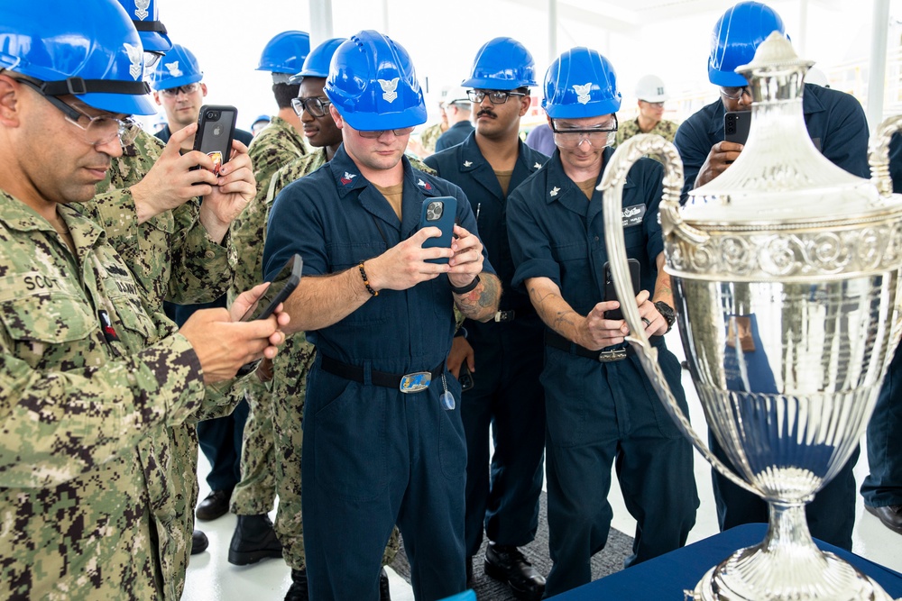 Adm. Caudle, USFFC, presents Battenberg Cup to USS Mitscher (DDG 57)