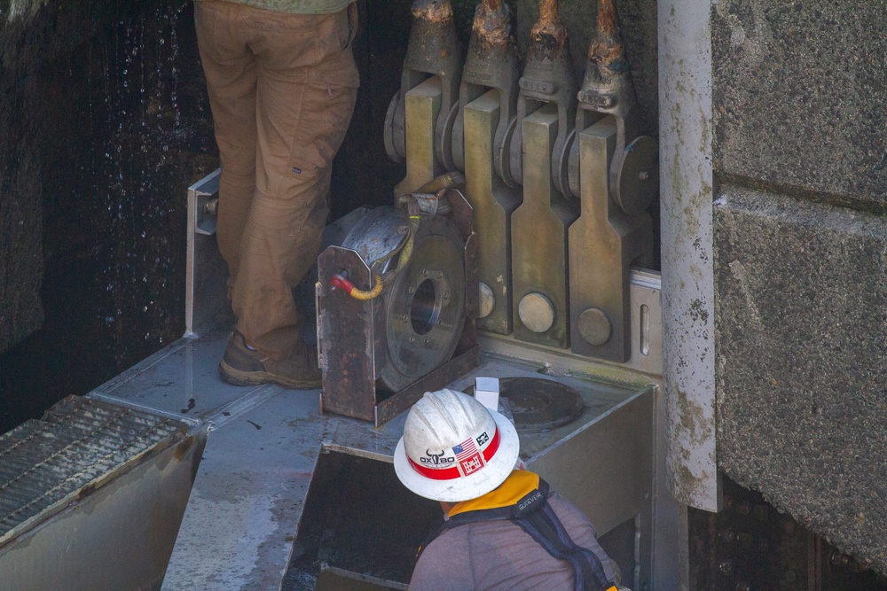 Crew work quickly to replace a faulty bearing on the John Day Lock and Dam’s upstream navigation lock gate with Portland District, U.S. Army Corps of Engineers, Aug 3.