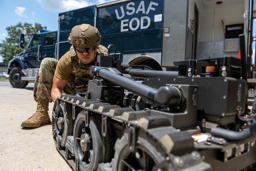 EOD conducts training with precision