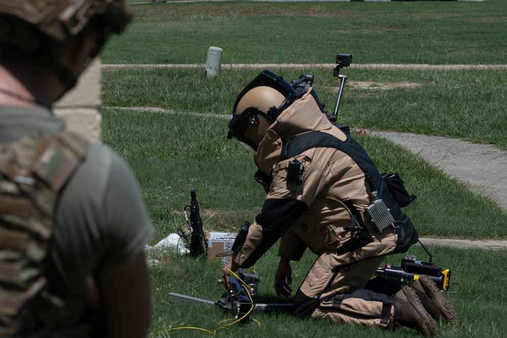 EOD conducts training with precision