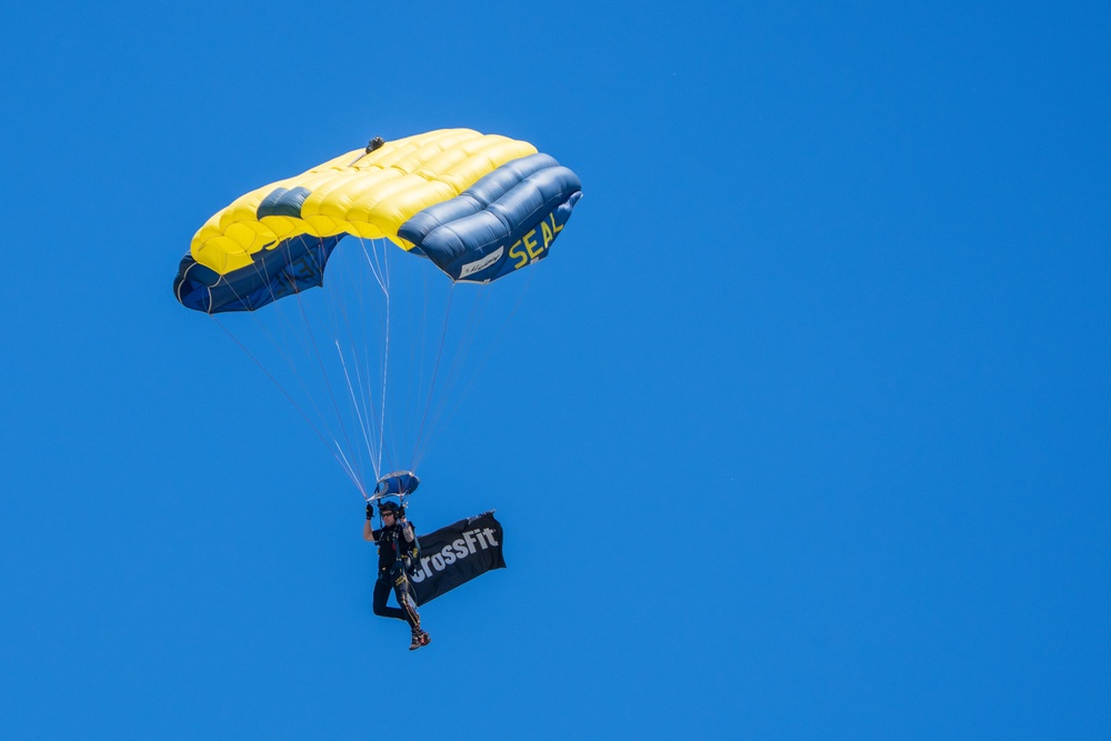 The U.S. Army Parachute Team and U.S. Navy Leap Frogs jump in to the CrossFit Games