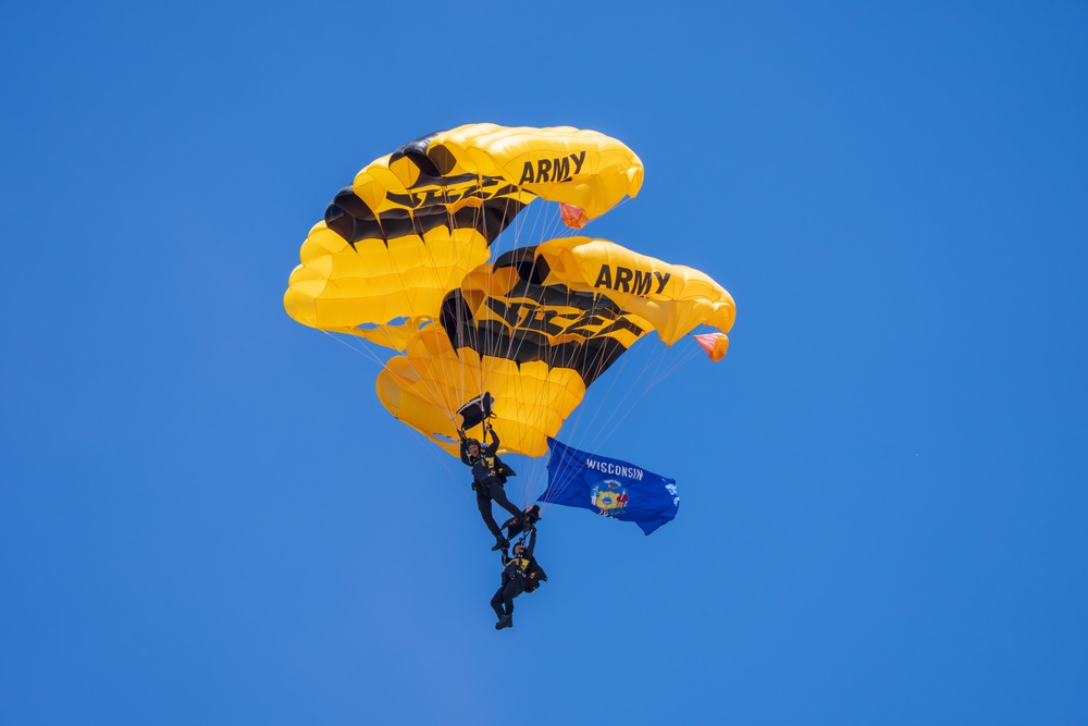 The U.S. Army Parachute Team drops in to the CrossFit Games