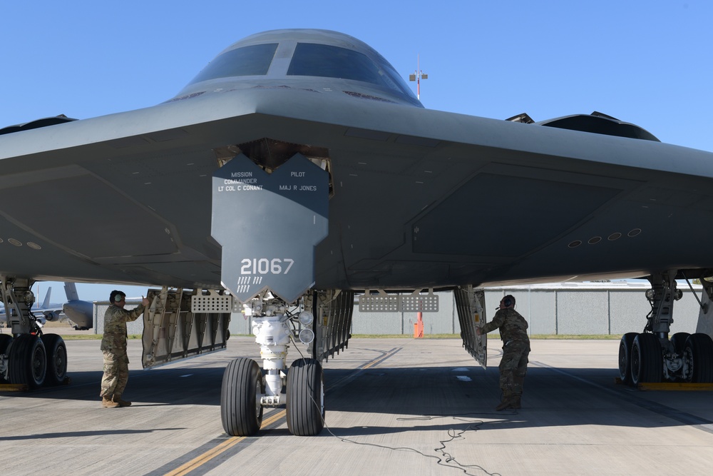 Team Whiteman Airmen perform hot pit refuel alongside RAAF Allies