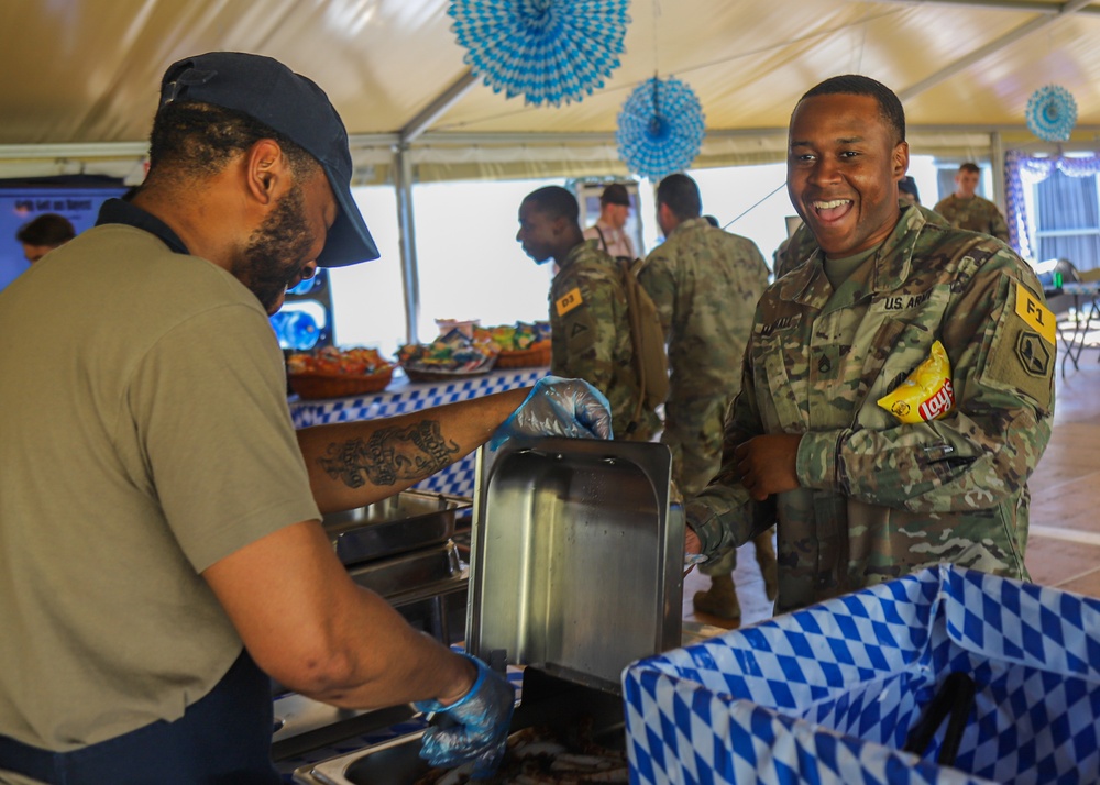 U.S. Army Best Squad 2022 Competitors Gather at USO-hosted Ice Breaker Event