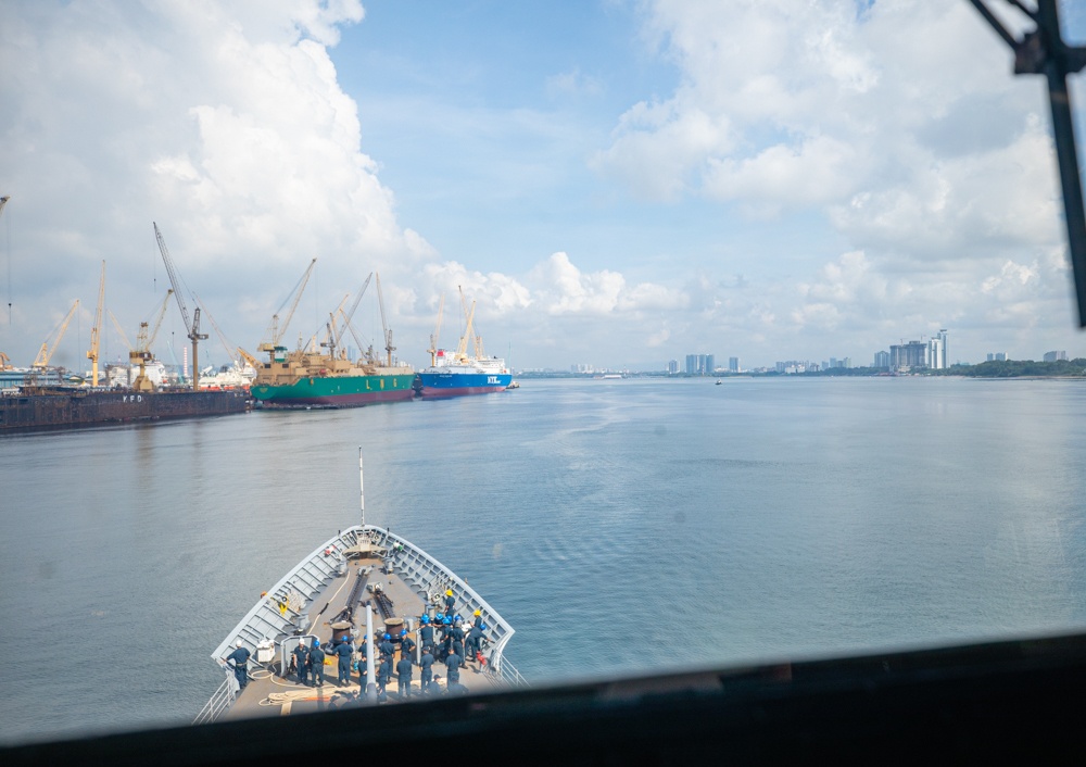 USS Antietam (CG 54) Singapore Port Visit