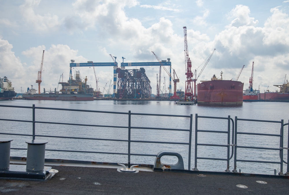 USS Antietam (CG 54) Singapore Port Visit