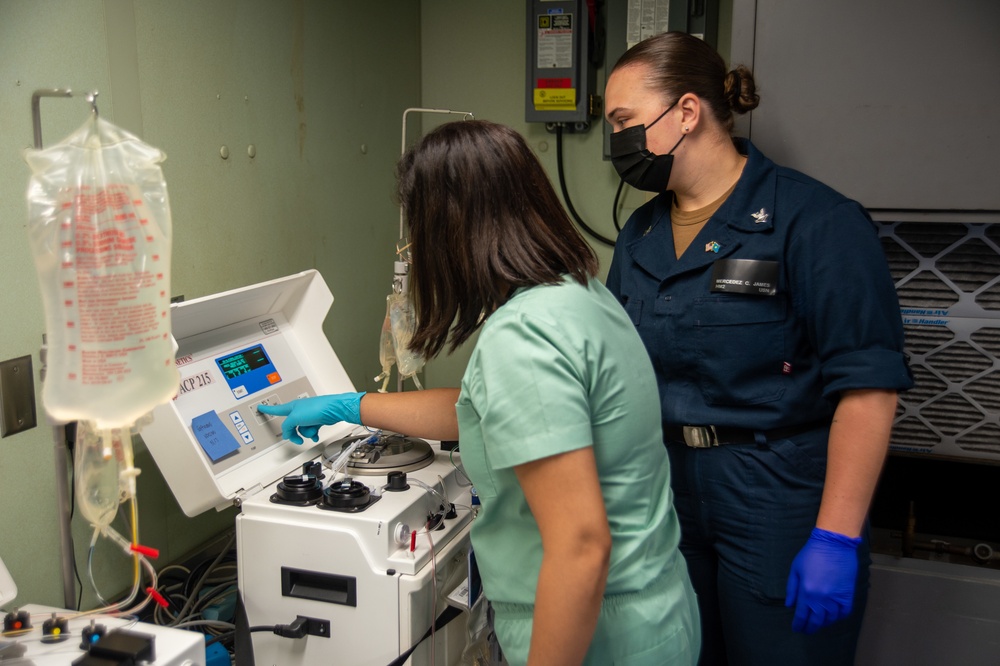 Puerto Princesa City Medical Students Visit USNS Mercy During Pacific Partnership 2022