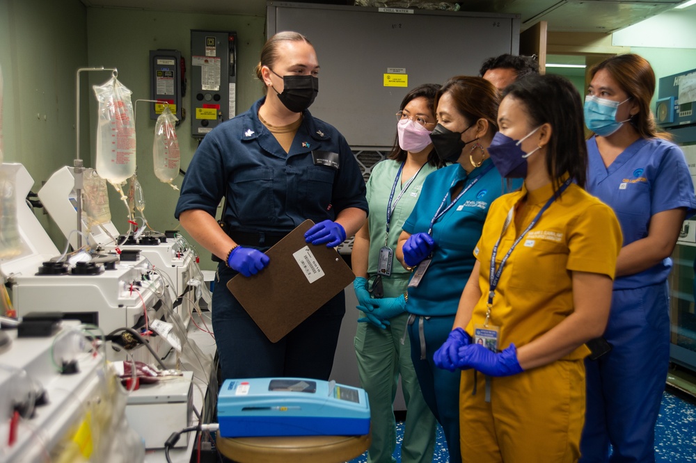 Puerto Princesa City Medical Students Visit USNS Mercy During Pacific Partnership 2022