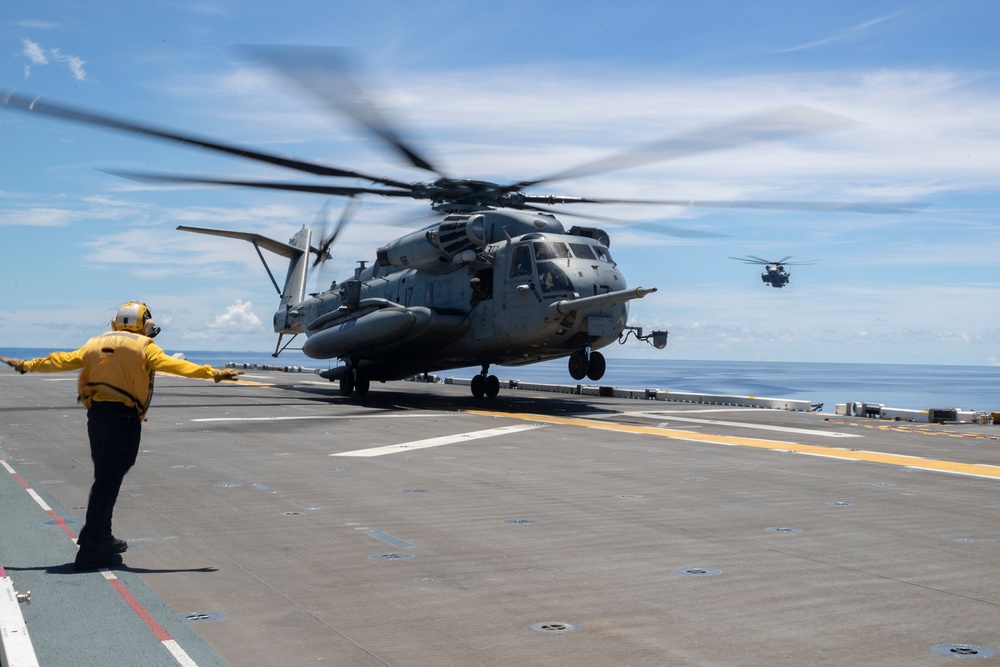 DVIDS - Images - CH-53 and UH-1Y Flight Ops [Image 6 of 47]