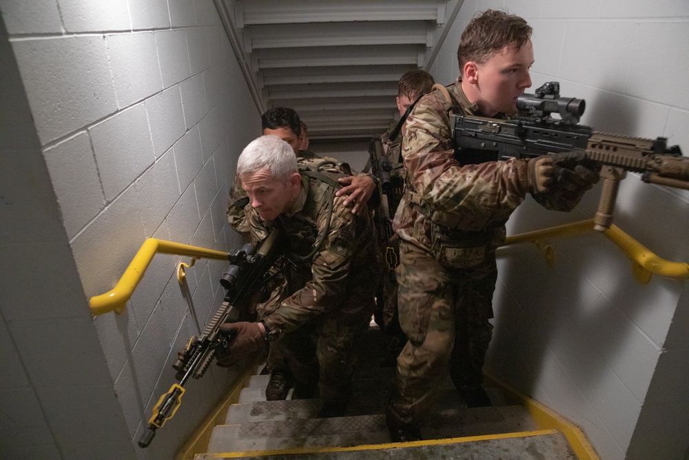 7 Rifles Soldiers conduct Urban Assault training during Northern Strike 22