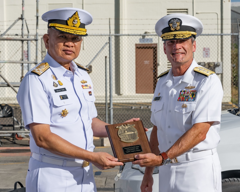 Admiral Somprasong Nilsamai Tours USS Topeka