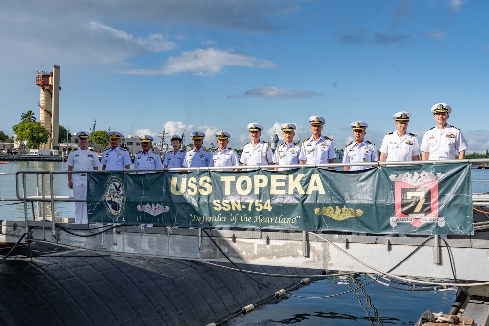 Admiral Somprasong Nilsamai Tours USS Topeka