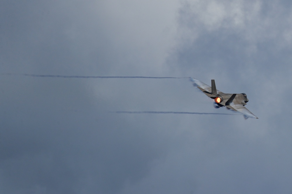 Abraham Lincoln conducts an air and sea demonstration