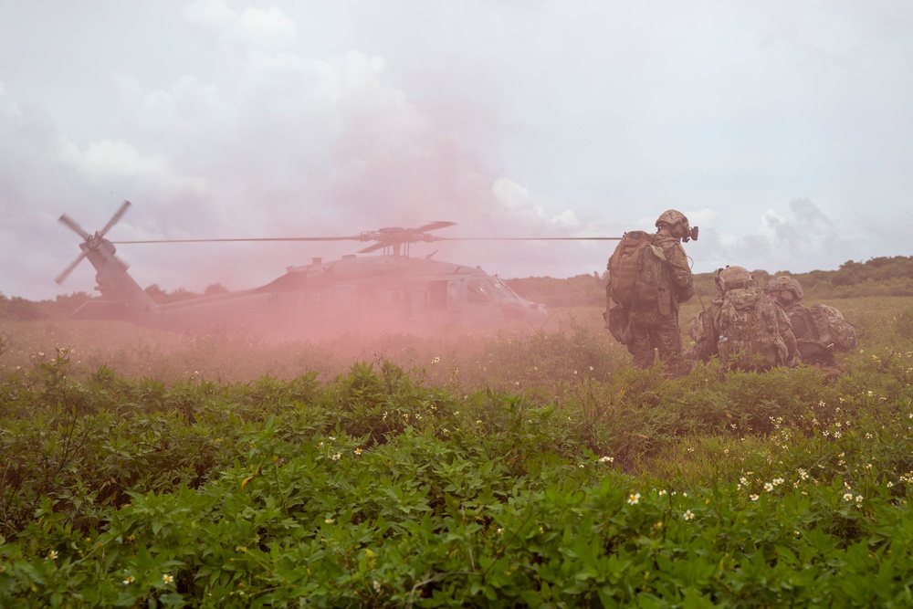 EODMU5 train with HSC-25 to evacuate a simulated combat casualty