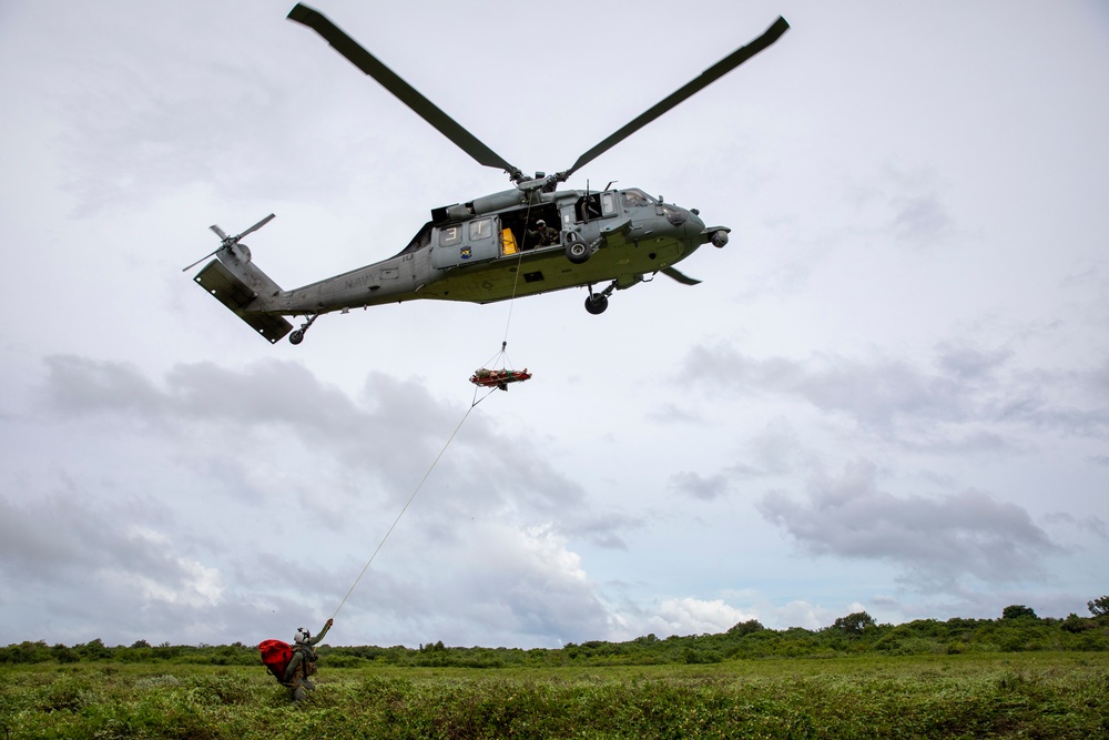 EODMU5 train with HSC-25 to evacuate a simulated combat casualty